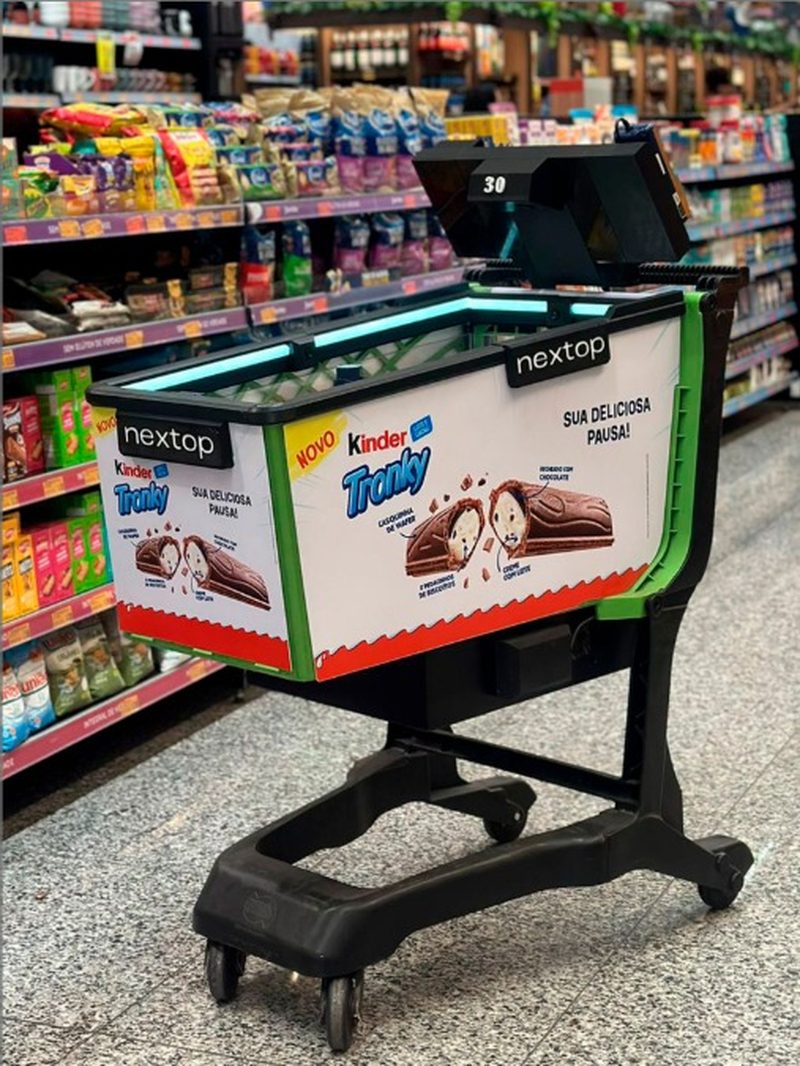 Exemplo de carrinho de supermercado com mídia aplicada nas placas laterais