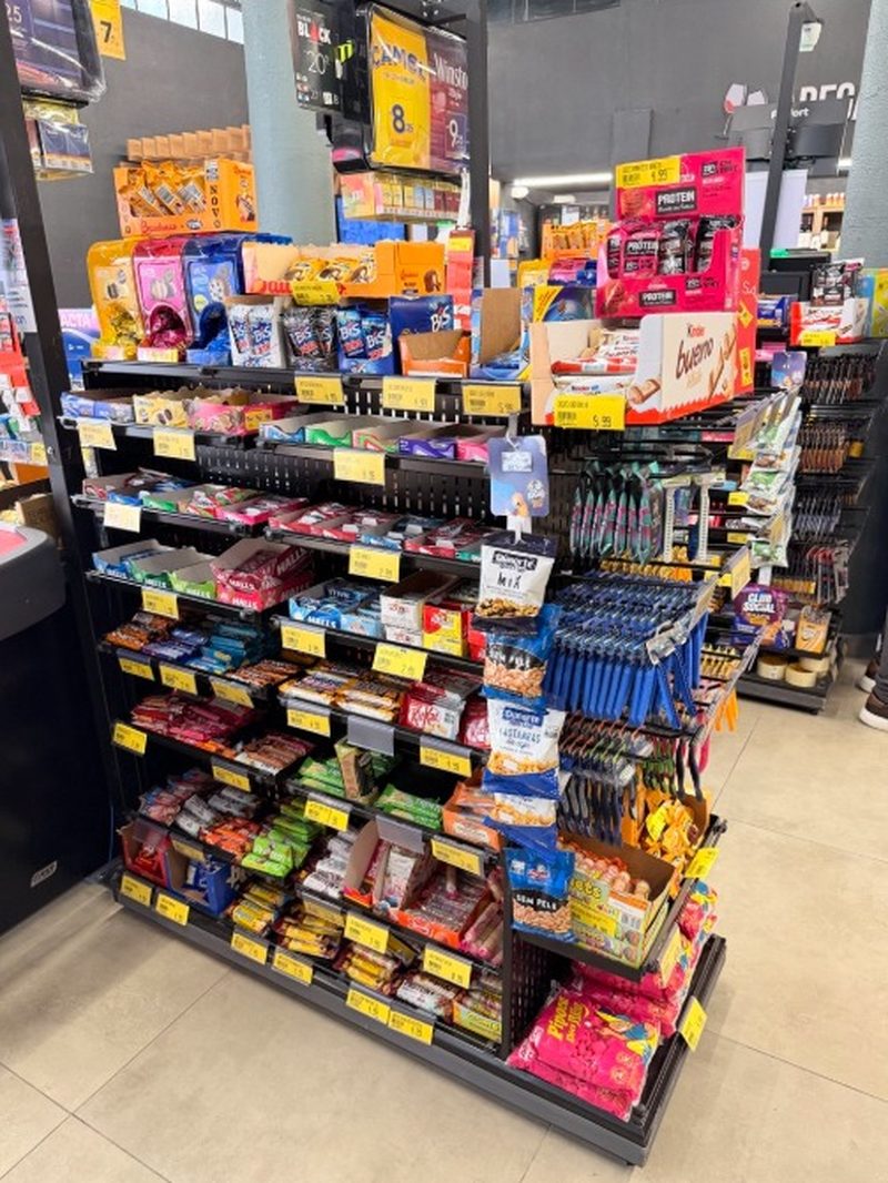 Checkstand de compra por impulso ao lado do caixa