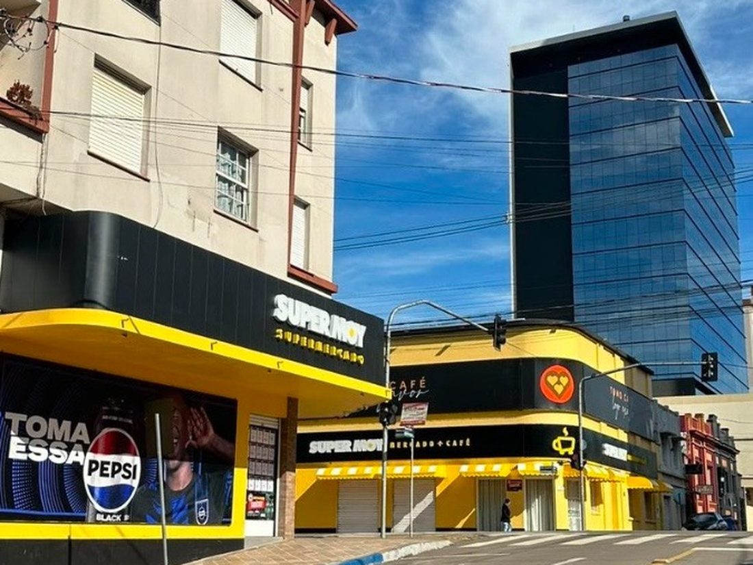 Painel externo na fachada do Super Moy ocupado pela Pepsi