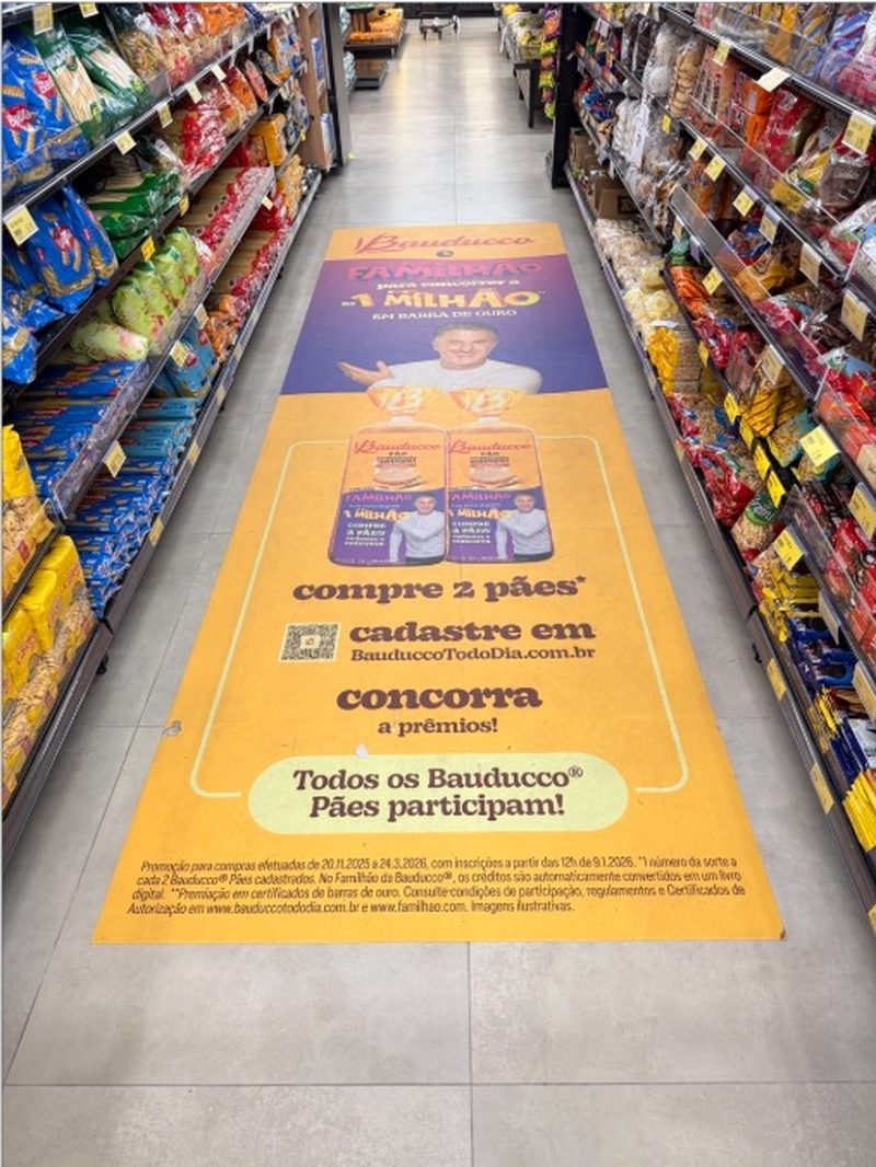 Adesivo de piso da Bauducco ocupando o corredor inteiro