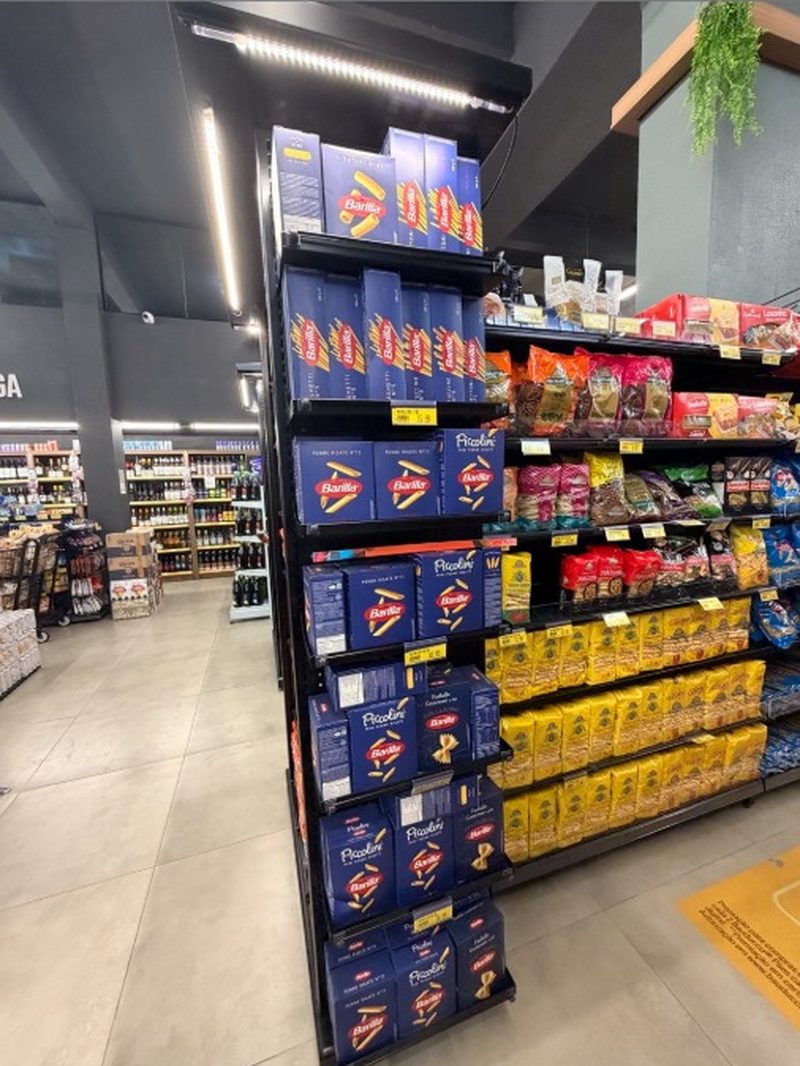 Ponta de gôndola iluminada ocupada pela Barilla